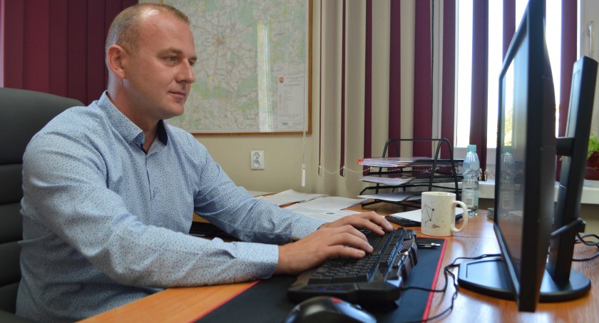 Na tej drodze powiatowej większe remonty mamy już za sobą – cieszy się kierownik Bartłomiej Panek fot.: Elżbieta Wodecka 
