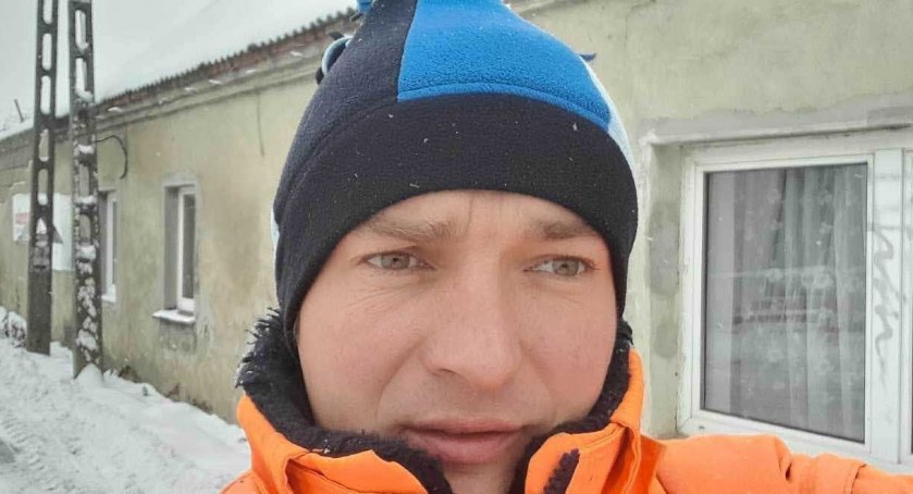 Łukasz Howis skarży się, że chodnik przy jego domu zasypywany jest śniegiem zgarnianym przez pługi fot.: archiwum prywatne 