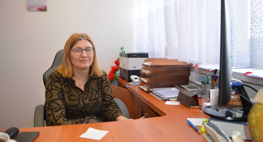 Sekretarz Beata Marczak cieszy się ze wzrostu liczby urodzeń w gminie. fot.: Elżbieta Wodecka  
