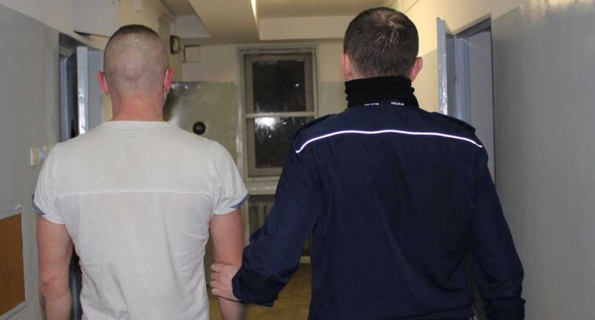 Pijany 30-latek próbował ukraść ze sklepu kolejną butelkę alkoholu. fot.: arch. KPP w Wieluniu