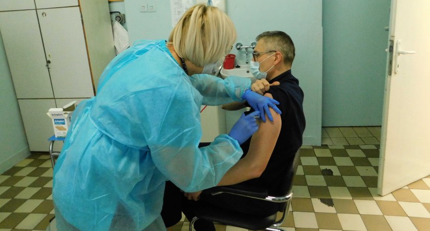 Pierwsi medycy w naszym regionie przyjęli szczepionkę przeciw koronawirusowi 4 stycznia fot.: Magdalena Lizurej