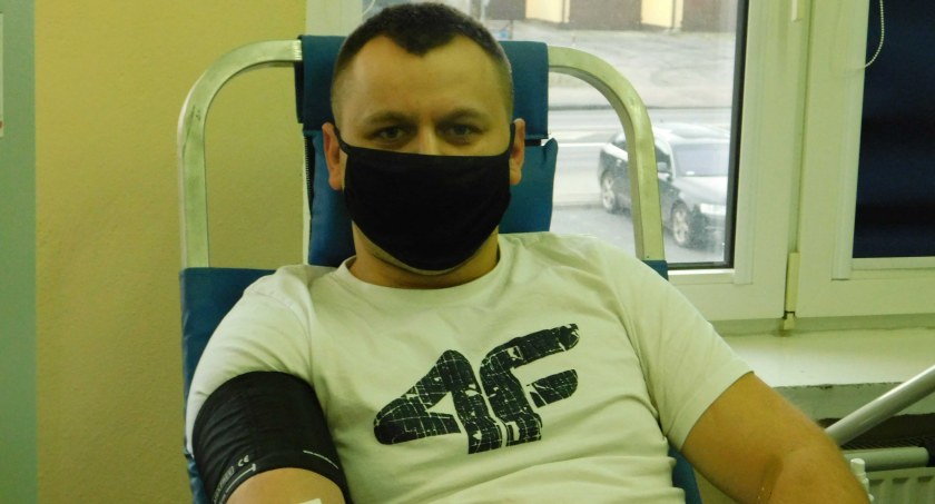 Karol Kaczmarek to pierwsza osoba w Wieluniu, która oddała osocze z przeznaczeniem na leczenie chorych z COVID-19 ot.: Magdalena Lizurej