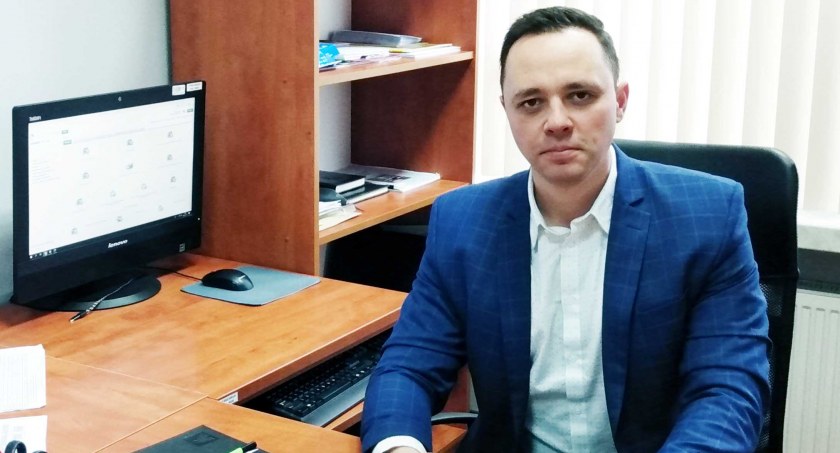 - Sytuacja związana z pandemią koronawirusa sprawiła, że w minionym roku KRUS wprowadził dwa nowe rodzaje świadczeń, z których nigdy wcześniej ubezpieczeni rolnicy nie korzystali – mówi Tomasz Dawidziak, kierownik placówki KRUS w Wieluniu fot.: Antoni Zych