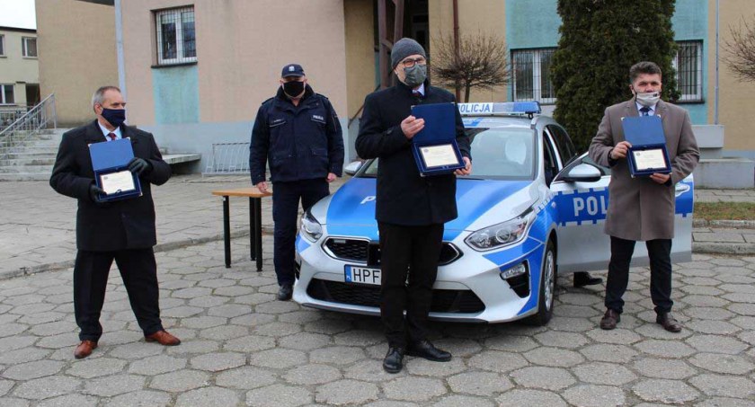 Podczas uroczystego przekazania nowego radiowozu nie mogło zabraknąć przedstawicieli samorządów, które dofinansowały jego zakup fot.: archiwum KPP w Wieluniu