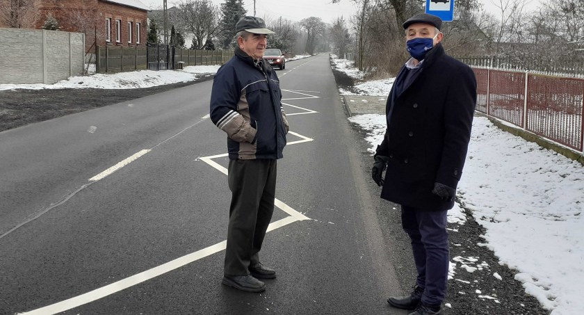 Czesław Soboń (po lewej) cieszy się z nowej drogi. Na zdjęciu wraz z wójtem gminy Markiem Jednakiem, w dniu oddania drogi do użytku fot.: archiwum gminy Strzelce Wielkie