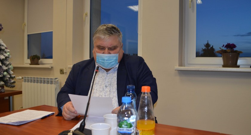Na ostatniej sesji rady gminy wójt Grzegorz Maras przeczytał pismo adresowane m.in. do posłów i senatora okręgu sieradzkiego w sprawie radykalnej podwyżki stawek za odbiór śmieci. fot.: Elżbieta Wodecka 