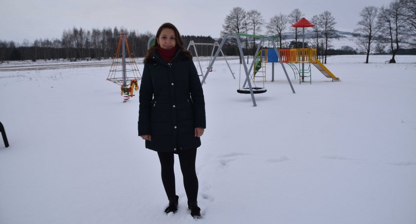 Agnieszka Wiśniewska cieszy się z powstania placu zabaw, ale liczy, że w niedalekiej przyszłości pojawią się kolejne urządzenia, także dla dorosłych fot.: Katarzyna Cieślik
