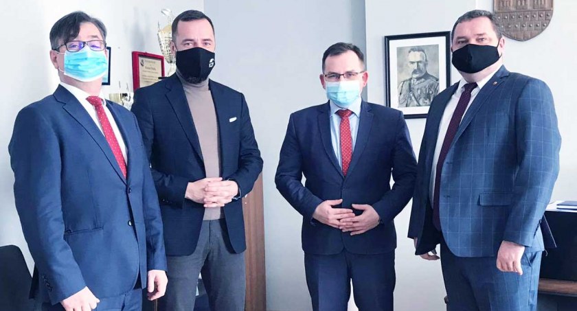 Spotkanie odbyło się w działoszyńskim ratuszu. Od lewej stoją: zastępca burmistrza Pajęczna Adam Stachera, wiceprezes Krajowego Zasobu Nieruchomości Jarosław Pucek, poseł na Sejm RP Paweł Rychlik i gospodarz spotkania burmistrz Działoszyna Rafał Drab fot.: archiwum urzędu