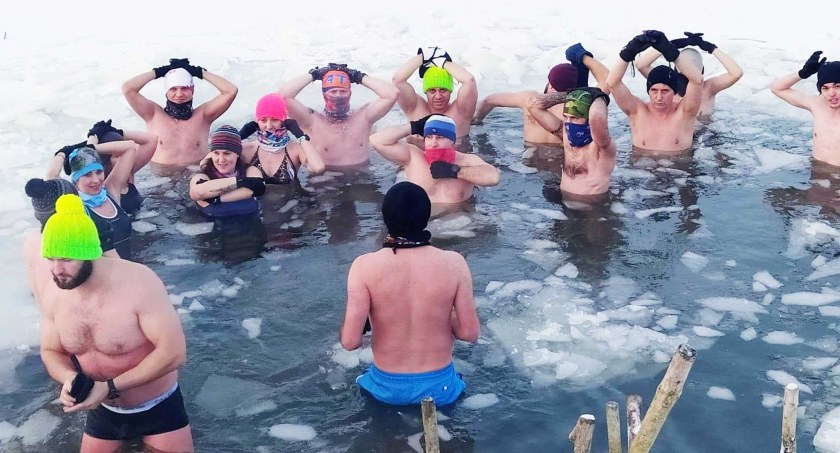 Coraz więcej osób decyduje się na kąpiele w lodowatej wodzie. Na zdjęciu grupa z Klubu Biegacza Warta podczas niedzielnego relaksu na zbiorniku w Patrzykowie fot.: Klub Biegacza Warta