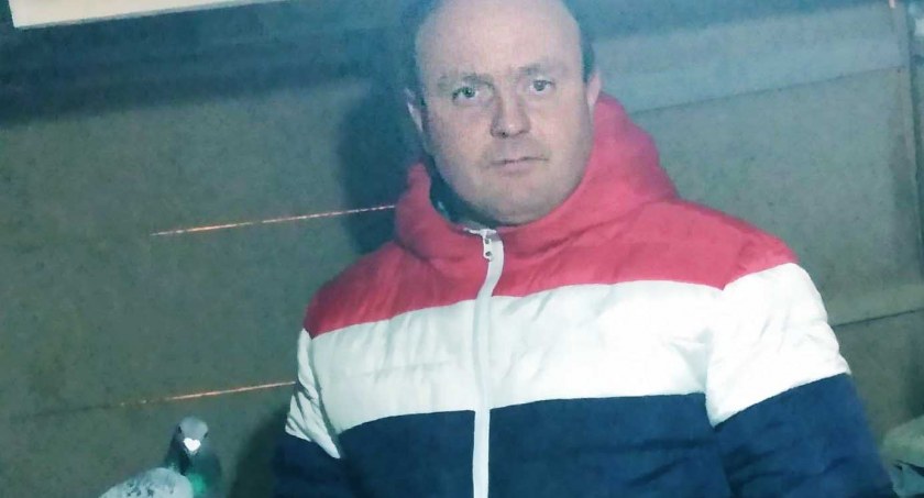 Dariusz Mogielski z jednym ze swoich gołębi  fot.: archiwum prywatne