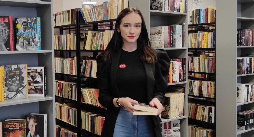Jeszcze do końca tygodnia można przynosić do nas książki dla dzieci – zachęca bibliotekarka Karolina Wrzosek fot.: Miejsko-Gminna Biblioteka Publiczna w Lututowie
