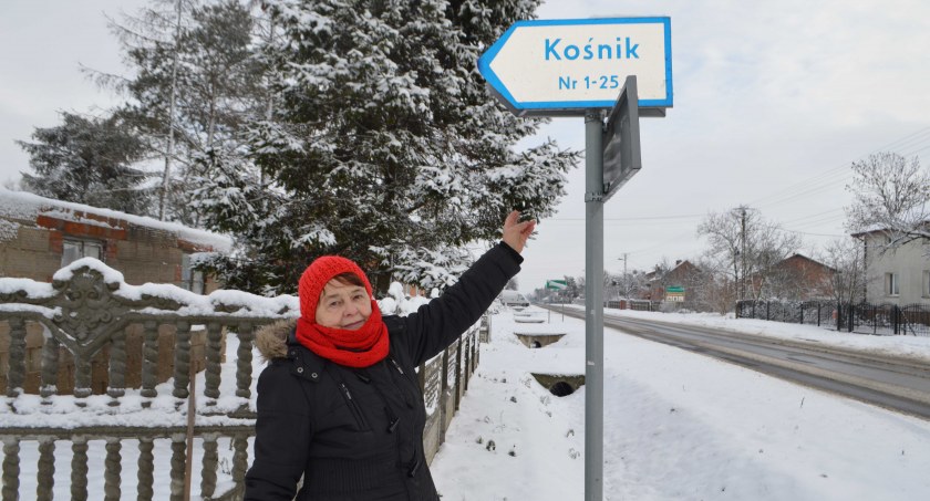 Sołtyska Danuta Komor cieszy się, że już wkrótce w Kośniku będzie asfaltowa droga fot.: Elżbieta Wodecka
