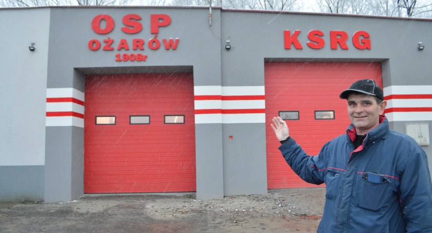 Naczelnik Jarosław Korczewski jest dumny z efektów pracy strażaków ożarowskiej jednostki fot.: Elżbieta Wodecka 