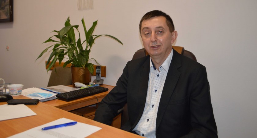 Wójt Leszek Gierczyk ma nadzieję, że kamery monitoringu pomogą wykryją przeładowane ciężarówki fot.: Elżbieta Wodecka