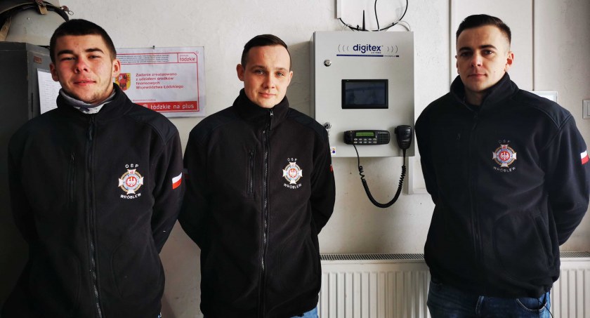 Nowe urządzenie prezentują (od lewej): Jakub Michalski, Przemysław Topoła i Michał Hucz fot.: OSP Wróblew