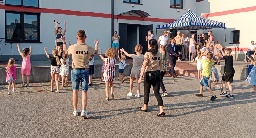 Zdjęcie uczestników dożynek podczas zumby/fot.: arch. Patrycji Lipnickiej