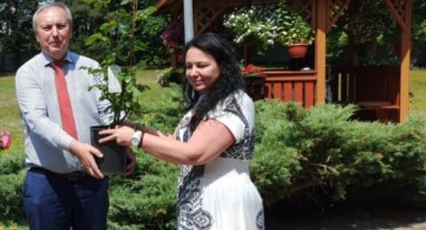zdjęcie wicestarosty Pawła Sikory, który przekazuje kwiaty dyrektorce DPS-u /fot.: Magdalena Lizurej