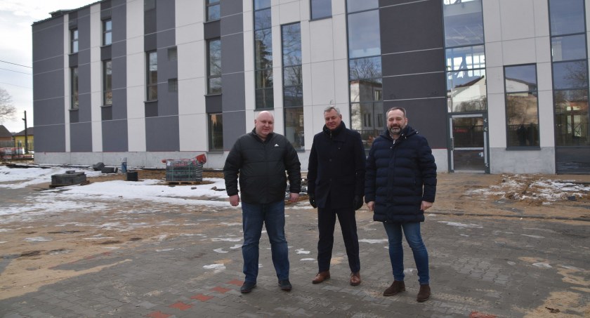 Wójt Tomasz Stolarczyk wraz ze swoimi pracownikami przyznają, że przeprowadzka do nowego urzędu to będzie skomplikowany proces, ale wynagrodzi go znacznie wyższy komfort niż w obecnym budynku fot.: Katarzyna Cieślik