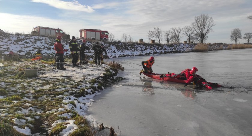 Na skutym lodem zbiorniku wieluńscy strażacy ćwiczyli zimowe akcje w prawdziwych, zimowych warunkach fot.: arch. PSP w Wieluniu/ mł.asp. Tomasz Fertała, asp.sztab. Wojciech Zgodziński