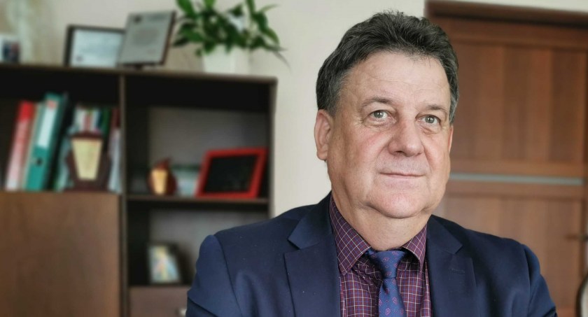 Tadeusz Ślusarek z Urzędu Gminy w Siemkowicach, zapewnia, że jeszcze w tym roku powstanie dywanik asfaltowy, prowadzący do strefy aktywności fizycznej w Lipniku fot.: Antoni Zych (2) 