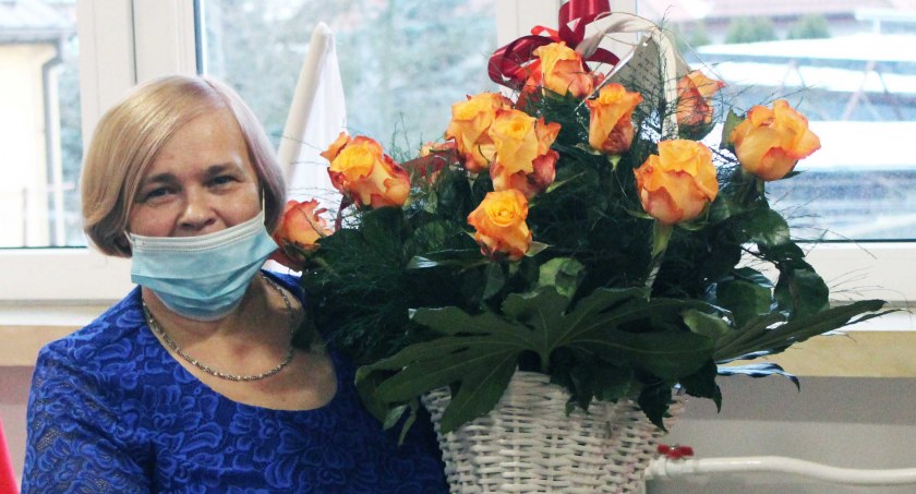 Urszula Borowiecka nie kryła wzruszenia. Tego dnia wróciła do domu nie tylko z uśmiechem, ale także z bukietem kwiatów fot.: archiwum gminy