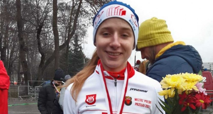 Dominika Włodarczyk, zmęczona ale zadowolona, bo jak tu się nie cieszyć, gdy przekracza się metę jako pierwsza zawodniczka w swojej kategorii fot.: Jakub Drab / MLKS Wieluń