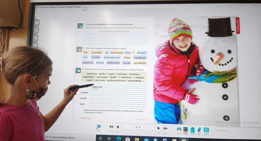 Dla uczniów korzystanie z takiego monitora to prawdziwa frajda. Na zdjęciu Michalina Dybka z II a fot.: Szkoła Podstawowa w Skomlinie