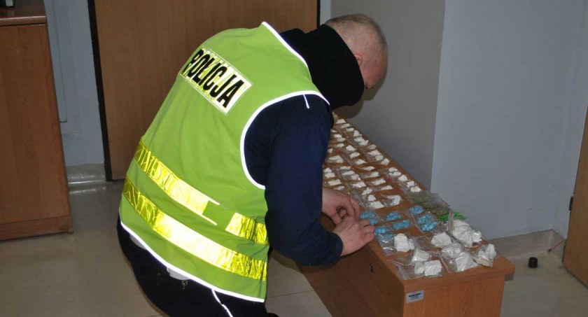Wieruszowscy kryminalni znaleźli u zatrzymanych ponad kilogram różnego rodzaju narkotyków fot.: KPP w Wieruszowie