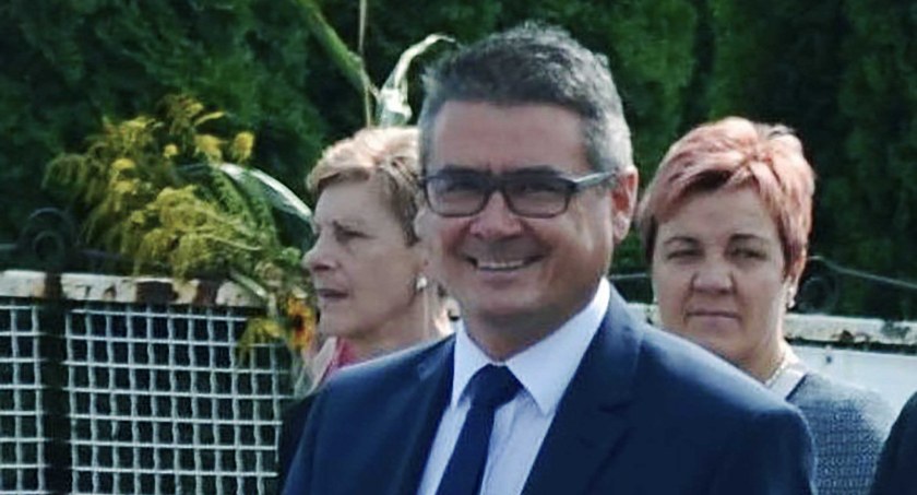 Karol Sakowski (pierwszy od lewej) już nie jest radnym Rady  Gminy w Wierzchlesie. 1 stycznia rozpoczął pracę w tutejszym urzędzie fot.: Magdalena Lizurej