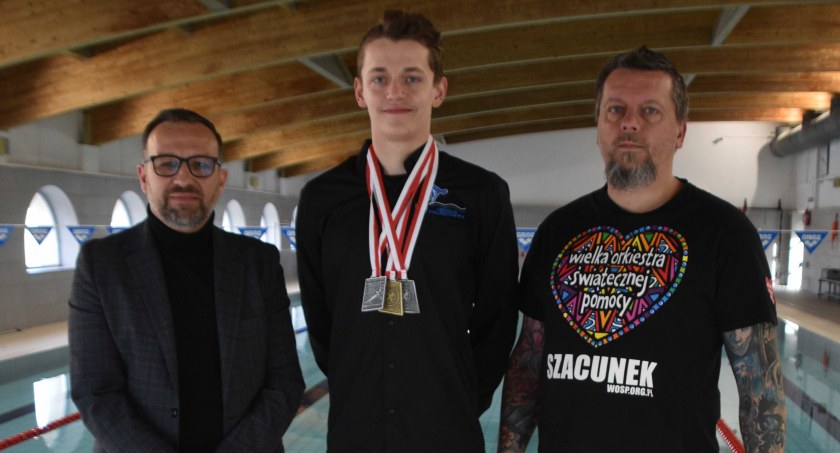Mikołaj Popiel przyznaje, że najbliższym celem jest medal na Letnich Mistrzostwach Polski Juniorów 15-letnich – na zdjęciu z trenerem Pawłem Wolskim i tatą Grzegorzem Popielem, którzy bardzo go wspierają w realizacji ambitnych planów fot.: Katarzyna Cieślik