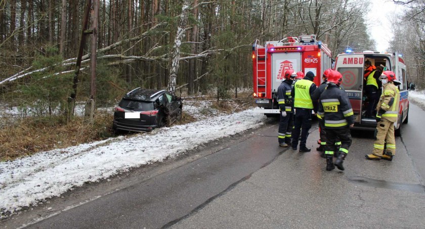 Niedostosowanie prędkości do aktualnie panujących warunków kończy się często jakąś kolizją lub wypadkiem - na szczęście w tym zdarzeniu nikomu nie stało się nic poważnego fot.: KPP Pajęczno