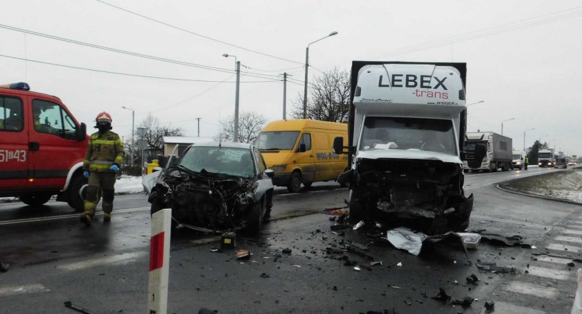 40-letni kierowca osobówki trafił do szpitala z ciężkimi obrażeniami fot.: Magdalena Lizurej