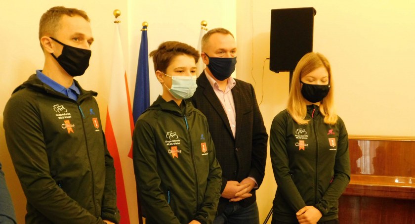 Samorządowcy przekazali kaski dla zawodników MLKS-u podczas ostatniej sesji fot.: Magdalena Lizurej