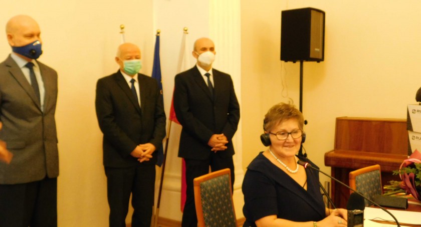 Mimo, że sesje powiatu wieluńskiego odbywają się w trybie zdalnym, starosta Marek Kieler zaprosił Danutę Drutowską na początek piątkowych obrad, aby jej osobiście podziękować za 22 lata pracy w PCPR fot.: Magdalena Lizurej