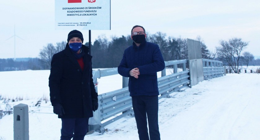 Wójt gminy Strzelce Wielkie Marek Jednak i kierownik referatu inwestycji Rafał Gruczalski na wyremontowanym już wiadukcie fot.: archiwum gminy