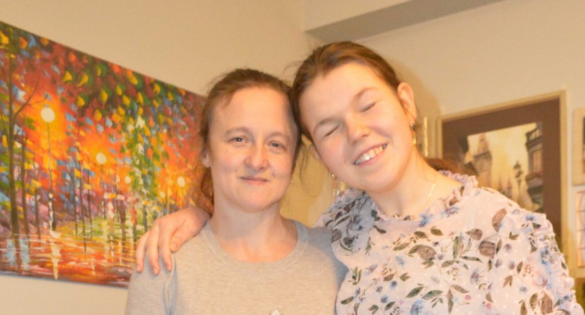 Maja Tarnowska (od prawej) mocno wierzy w to, że znajdą się ludzie, którzy pomogą spełnić jej marzenie. Na zdjęciu z przyjaciółka Angelą Knop fot.: Elżbieta Wodecka