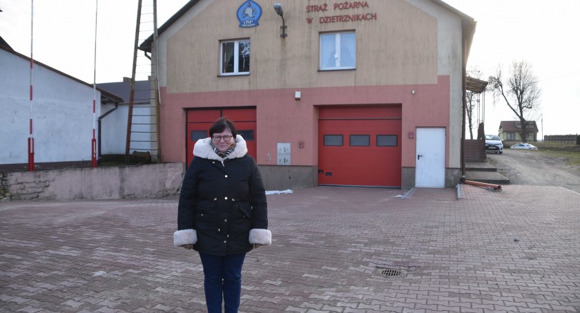 Dorota Pęcherczyk przyznaje, że gdyby udało się pozyskać jakiś grant sołecki, jednym z jego przeznaczeń mogłaby być modernizacja remizy   fot.: Katarzyna Cieślik