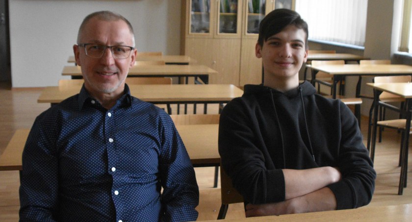 Uczniowie I klasy geograficznej wspólnie z opiekunem projektu w najbardziej zaśmieconych kompleksach leśnych pow. wieluńskiego postawią tablice edukacyjne – na zdj. nauczyciel Bogusław Kurzyński z pierwszoklasistą Bartłomiejem Ptakiem fot.: Katarzyna Cieślik