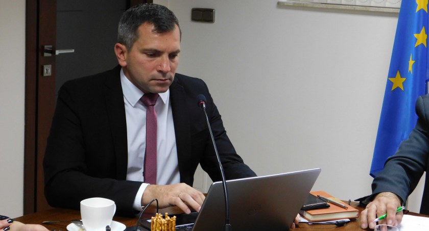 - Piotr Mielczarek, burmistrz Pajęczna, przyznaje, że gmina znalazła się w patowej sytuacji.  Fot.: Magdalena Lizurej