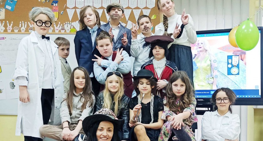 Uczniowie wcielili się w role wybitnych postaci, ze świata nauki, kultury i nie tylko fot.: archiwum szkoły