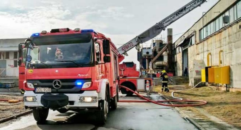 Do akcji gaszenia pożaru w lakierni przy ul. Kaliskiej w Praszce zadysponowano kilkanaście zastępów straży fot.: OSP w Praszce