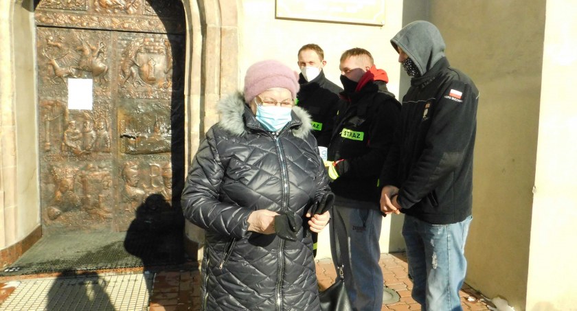31 stycznia w wieluńskich kościołach kwestowali strażacy ze Skrzynna Fot.: Magdalena Lizurej