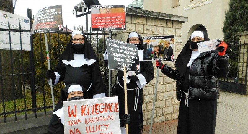 Uczestnicy happeningu przygotowali dla o. Rydzyka „prezent”. Protest miał zwrócić uwagę na zbyt dużą zależność państwa od kościoła fot.: Magdalena Lizurej