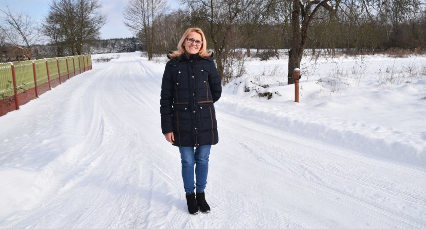 Sołtyska Jadwiga Marchewka cieszy się, że droga na Kolonię Szyszczyna wkrótce doczeka się remontu  fot.: Katarzyna Cieślik