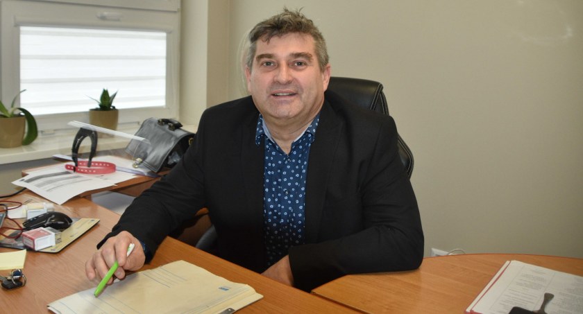 Wójt Mariusz Mielczarek liczy, że uda się pozyskać dofinansowanie na windę, która umożliwiłaby wizyty w urzędzie osobom z różnymi dysfunkcjami fot.: Katarzyna Cieślik 