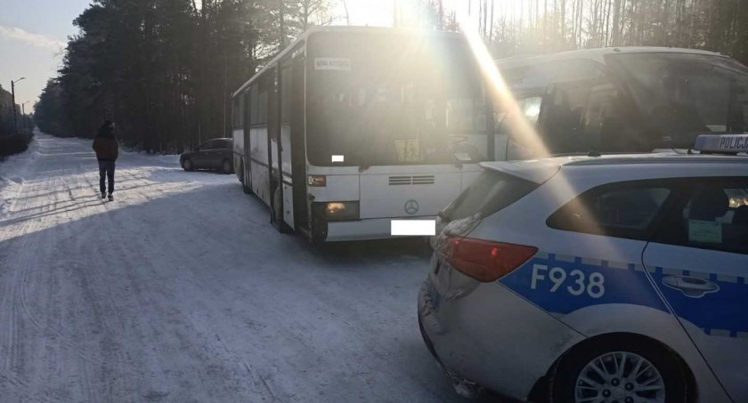 Zderzenie autobusu i ciężarówki okazało się być niegroźną stłuczką. fot.: archiwum policji