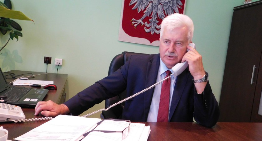 Wójt Ryszard Turek informuje, że mieszkańcy mogą przynosić swoje deklaracje do końca miesiąca fot.: Magdalena Lizurej 