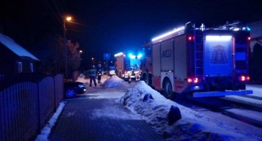 Druhowie z jednostki w Parcicach zostali wezwani do pomocy w otwarciu domu. Okazało się, że w środku był trup fot.: OSP Parcice