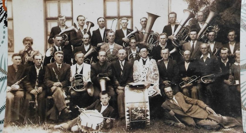 Orkiestra Dęta w Siemkowicach w 1950 r.  fot.: Elżbieta Wodecka, archiwum Orkiestry Dętej w Siemkowicach  