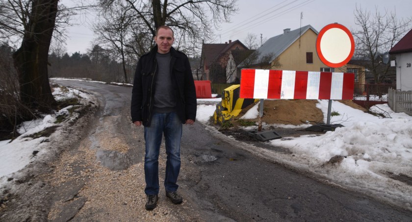 Sołtys Marcin Trzeciak cieszy się, że w końcu rusza wyczekiwany remont wiaduktu w Gumnisku, o który dzielnie walczyli też mieszkańcy fot.: Katarzyna Cieślik
